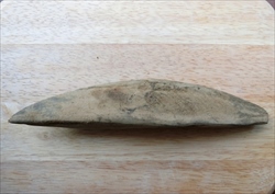 <p>鰹節作りは3枚におろしたカツオの切り身を茹でることから始まります。その切り身を90度ぐらいのお湯で2時間ほど煮ることでたんぱく質が熱凝固して固くしまります。その後、骨抜きという工程で余計なものを取り除き、煙で焙煎し水分を蒸発させ寝かせます。この状態を荒節といいます。</p>
<p>荒節の表面についたタールを削り、天日干しとカビ付けの工程を繰り返し、多くの手間暇をかけたものが本枯節です。一般に鰹節として売られているのが荒節で、本枯節は上品な香りと雑味のないだしが取れることから和食などの調理で重宝されています。</p>
<p>【手打そば風來蕎】では、鰹節生産量のわずか3%である最高級鹿児島産二年物本枯節を使用しております。</p>