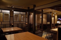 <p>食事会は、参加者の年齢や味の好み、雰囲気などを考慮しながらお店を選ばなければならないため、お店選びに頭を悩ませている方が多いと思います。</p>
<p>消化吸収が早く体に優しい蕎麦は、幅広い年代の方に好まれている食べ物です。そのため、蕎麦屋はご家族そろってのお食事や仕事の<strong>接待</strong>など、様々なシーンに活用できます。</p>
<p>例えば、敬老の日のお祝いとして家族でお食事をする場合、さっぱりと食べられる蕎麦と旬の食材を使った<em>和食</em>を提供する蕎麦屋なら、主役のおじい様・おばあ様はもちろん、お子様も料理にご満足いただけるでしょう。</p>
<p>接待の場合、落ち着いた雰囲気で和食を味わうことで、リラックスしながらお仕事の話しができると思います。また、外国の方を接待する際にも日本の伝統的な料理でおもてなしできるため、蕎麦屋がおすすめです。</p>
<p><strong>横浜</strong>にある【手打そば風來蕎】では、お料理にこだわるだけでなく、盛り付けに使用する陶器やお席に飾るお花など、蕎麦をとりまくすべてのことで「おもてなしの心」を表現できればと考えています。大切な人との食事会や接待で使用するお店をお探しの<em>幹事</em>さんは、ぜひ【手打そば風來蕎】へご予約ください。</p>