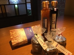 <p>横浜で接待をお考えなら、<em>ランチ</em>の営業も行っている【手打そば風來蕎】へお越しください。【手打そば風來蕎】では、接待での手土産やご家族へのお土産としてご利用いただける商品をいくつかご用意しております。</p>
<p>そばいなり、ふき味噌、生湯葉刺し、土佐醤油、バーニャカウダソース、鴨のレバーペーストなど、すべて自家製の品物です。お帰りの際は、ぜひチェックしてみてください。</p>