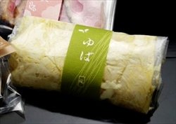 <p>湯葉は、大豆を加工した食品です。湯葉の作り方は、大豆から豆乳を作るところから始まります。その豆乳を加熱すると表面に膜が張ります。この膜が湯葉（生湯葉）です。生湯葉を乾燥させたものは、干し湯葉と呼ばれます。工程からもわかるように、湯葉は原料に大豆と水しか使用していません。</p>
<p>そのため、大豆由来の植物性たんぱく質や多価不飽和脂肪酸が多く含まれます。それ以外にも、大豆サポニンやイソフラボン、レシチンなど豊富な栄養を摂取できる食品です。【手打そば風來蕎】では国内産大豆から絞った新鮮で濃厚な豆乳を使用し、店内で一枚一枚手作りした湯葉を、生湯葉刺しや生湯葉せいろ、生湯葉そばとして提供しております。</p>