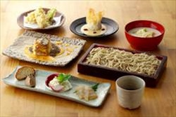 <p>横浜で接待に「<em>コース</em>」料理を選ぶなら、手打ち蕎麦と季節の食材を中心としたコース料理を提供する【手打そば風來蕎】をご利用ください。【手打そば風來蕎】は東急田園都市線たまプラーザ駅から徒歩3分の場所にあり、駅近くでアクセスしやすいので接待にもおすすめです。</p>
<p>昼と夜のコースをご用意しており、昼間のコースは女子会に利用されるお客様が多いです。駅から近いことも、女子会に喜ばれている理由の一つだと思います。コースをご希望の方は、前日までにご予約をお願いいたします。</p>