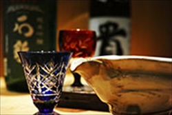 <p>江戸時代から、蕎麦屋でお酒を飲むというのは「粋」と言われていました。当時、蕎麦は庶民的な食べ物だったため、蕎麦屋は仕事帰りにちょっと寄って帰る憩いの場として親しまれていました。</p>
<p>蕎麦は打ち立てが美味しく当時は注文が入ってから蕎麦を打っていたため、出てくるまでの待ち時間を有意義に過ごしてもらえるよう、良いお酒やお酒のあてとなる食べ物を提供するようになりました。それから、蕎麦を待つ間に軽く飲むことを意味する「蕎麦前（そばまえ）」という言葉も生まれるほど、蕎麦屋でお酒を飲むことが定番になったのです。</p>
<p><strong>ミシュラン</strong>の星を獲得した【手打そば風來蕎】では、蕎麦と一緒に楽しめるお酒を各種ご用意しております。お酒に合う一品料理にも力を入れておりますので、ぜひお酒と蕎麦と一品料理をお楽しみください。</p>