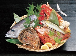 <p>蕎麦はミシュランで星を獲得したお店を選ぶなら、<em>神奈川</em>・<em>横浜</em>にある【手打そば風來蕎】へお越しください。</p>
<p>蕎麦だけでなく、主人が自ら近くの市場で買いつけた鮮魚の料理も提供しております。刺身や昆布締め、カルパッチョ、天ぷらなど、様々な調理法で鮮魚を美味しく召し上がっていただけます。魚のメニューは日によって異なりますので、詳細はご来店の際にお問い合わせください。</p>