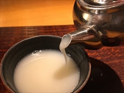 <p><strong>そば</strong>湯は、蕎麦を茹でたときの茹で汁です。蕎麦に含まれているたんぱく質が溶け出しているため、白く少しとろみがあります。たんぱく質以外にも、蕎麦には米や麦には含まれていないポリフェノールのルチン、アミノ酸がバランスよく含まれます。</p>
<p>そば湯は蕎麦を食べる際に使用したつゆの残りに入れていただきます。そば湯には蕎麦が持つビタミンB1やルチンといった栄養がたっぷりと溶け出しているため、そば湯を飲むことで、蕎麦が持つ風味を楽しめるだけでなく余すことなく栄養も取り入れることができます。</p>