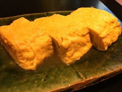 <p>蕎麦は<strong>ミシュラン</strong>の一つ星を獲得した専門店【手打そば風來蕎】でお召し上がりください。【手打そば 風來蕎】では、「<em>手打ち</em>」蕎麦や一品料理を提供しております。</p>
<p>一品料理の中でも、鹿児島産の二年物本枯節と天然羅臼昆布のだしを使った出し巻玉子は幅広い世代に人気があります。調味料でごまかしていない本物のだしの味を堪能できる出し巻玉子は、蕎麦屋だからこそ提供できる自慢の一品です。【手打そば風來蕎】にいらした際は、たっぷりとだしを使ってふんわりと焼き上げた自慢の出し巻玉子をぜひ味わってみてください。</p>