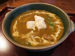 <p>蕎麦をミシュランで星を獲得したお店で食べるなら、厳選した材料の<em>本格</em>「手打ち」蕎麦を提供する【手打そば　風來蕎】へお越しください。</p>
<p>本格「手打ち」蕎麦のメニューには、季節限定のメニューもございます。例えば、夏は旬のナスを使った揚げナスとおろしのぶっかけそば、冬には体を芯から温める牛すじカレー南蛮そばなどをご用意しております。ご注文の際は、季節の移り変わりを感じられる季節限定メニューもチェックしてみてください。</p>